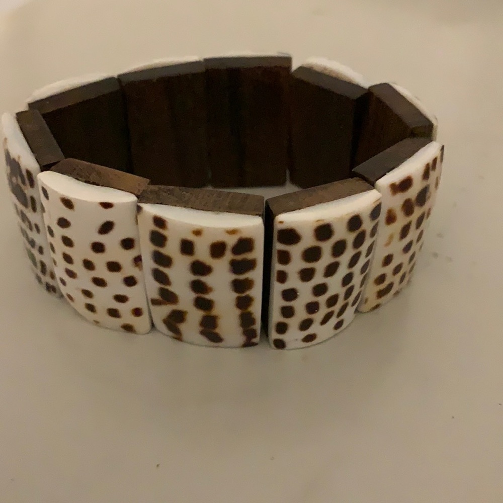 Wood look expandable bracelet